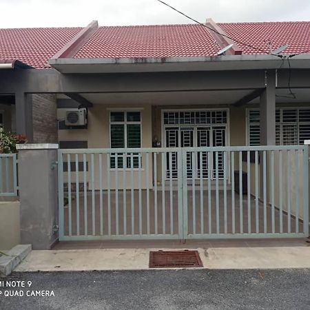 Maryam Homestay Jertih Bagian luar foto