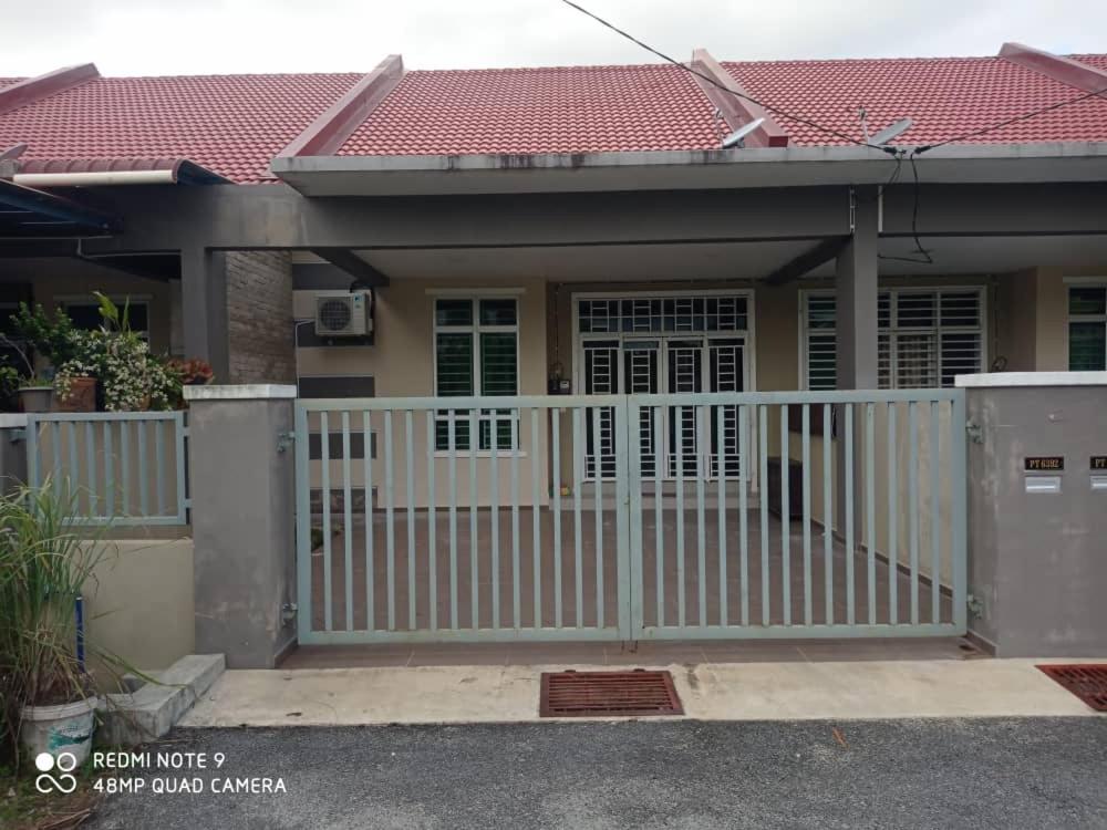 Maryam Homestay Jertih Bagian luar foto